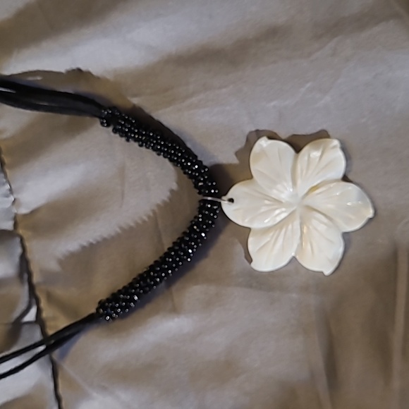 Glass flower necklace - Picture 3 of 4